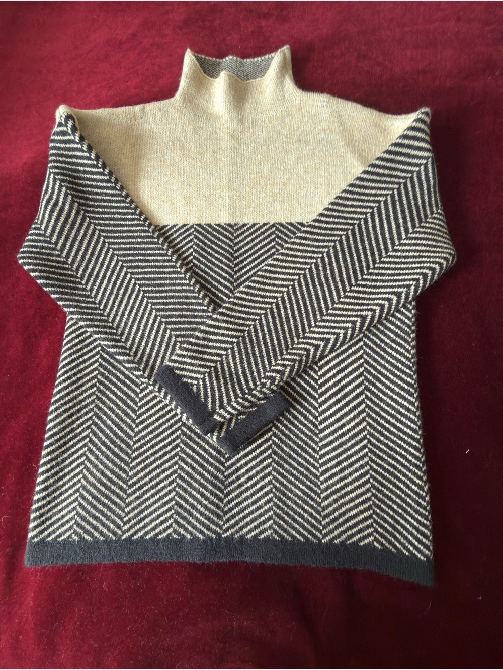 Womens Two-Tone Chevron Knit Turtleneck Sweater - Cream & Black Sz S